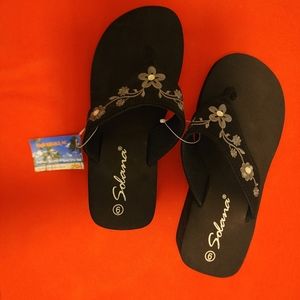 Black flower embroidery slippers